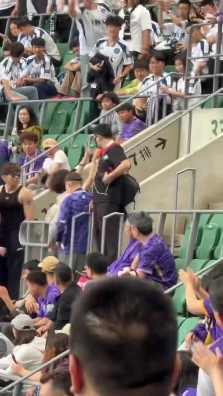 山東球迷混入津門虎看臺(tái)被驅(qū)逐 離場(chǎng)比劃2-1手勢(shì) 山東球迷混入津門虎看臺(tái)被驅(qū)逐 離場(chǎng)比劃2-1手勢(shì)