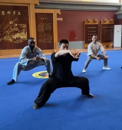 布朗少林寺習(xí)武：效仿文班亞馬？