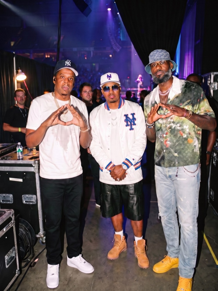 詹姆斯現(xiàn)身Jay-Z30周年演唱會后臺 與Jay-Z、Nas同框