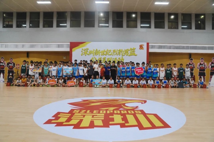 深圳男籃校園行：三名球員現(xiàn)場(chǎng)教學(xué)，校女籃此前奪區(qū)冠軍