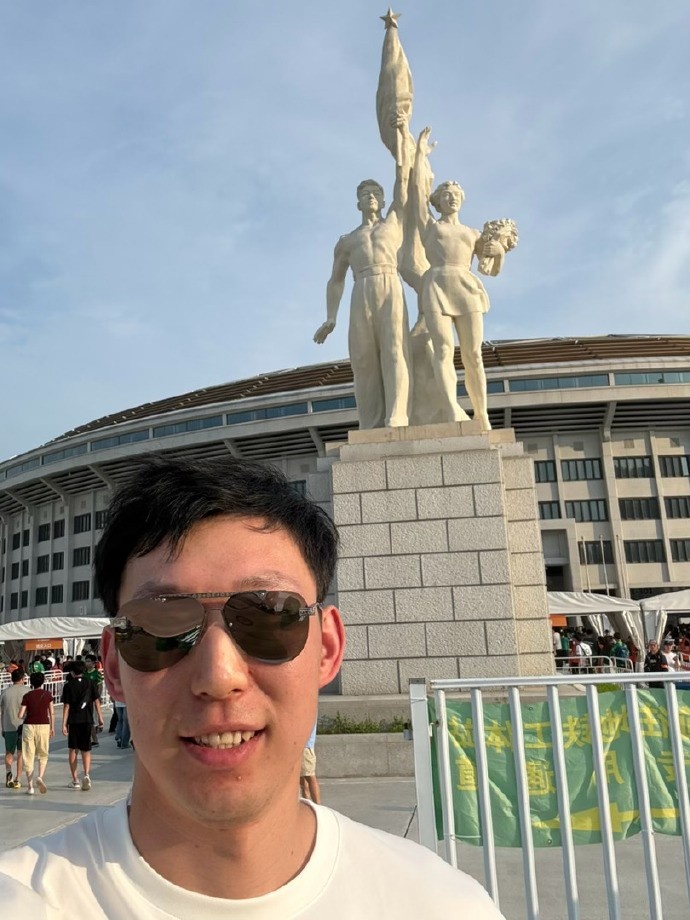 周琦工體打卡：國安2-0泰山，中鋒跨界觀戰(zhàn)