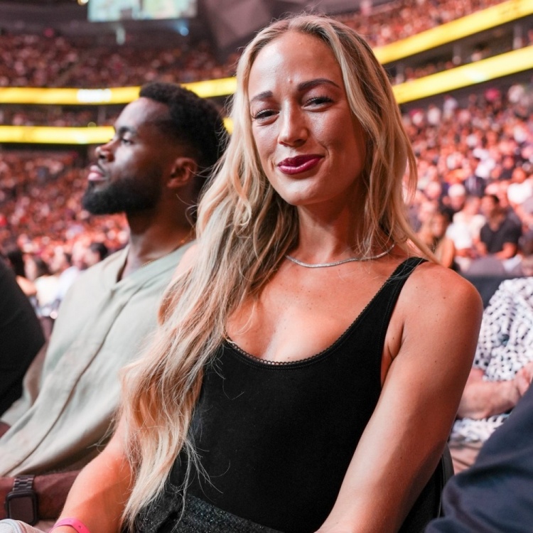 WNBA狂熱隊(duì)坎寧安跨界UFC舉牌：賽前8分鐘定下，穿黑色緊身衣繞八角籠