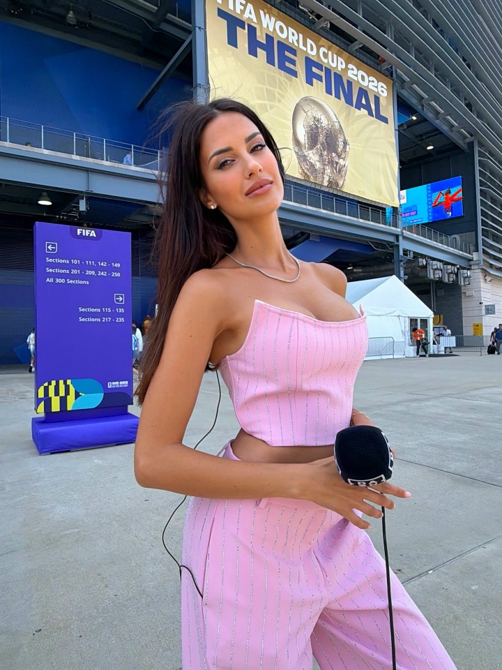 佩德里奪冠后曬親吻照 哈蘭德C羅開啟度假 足壇休賽期社交動態(tài)匯總