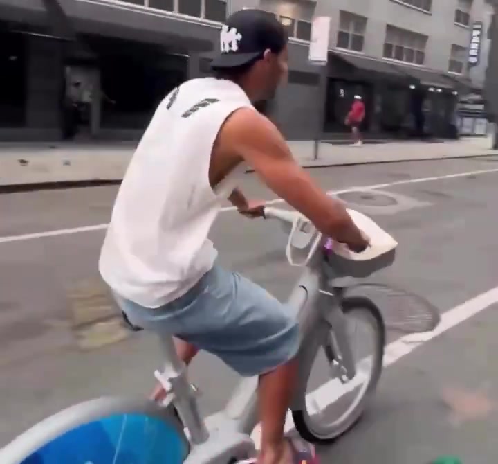決賽前騎共享單車(chē)20公里，費(fèi)蘭·托雷斯延續(xù)巴薩玄學(xué)