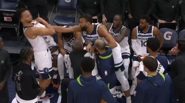 賭城拳影:阿德巴約擊打希羅面部 盤點NBA隊友反目恩怨史 賭城拳影:阿德巴約擊打希羅面部 盤點NBA隊友反目恩怨史