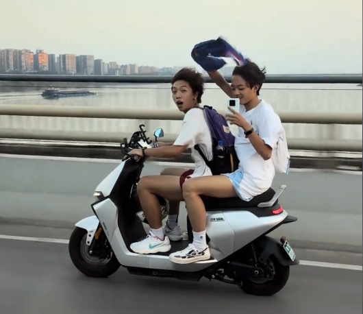 喬治：中國粉絲太瘋狂，至少戴個頭盔