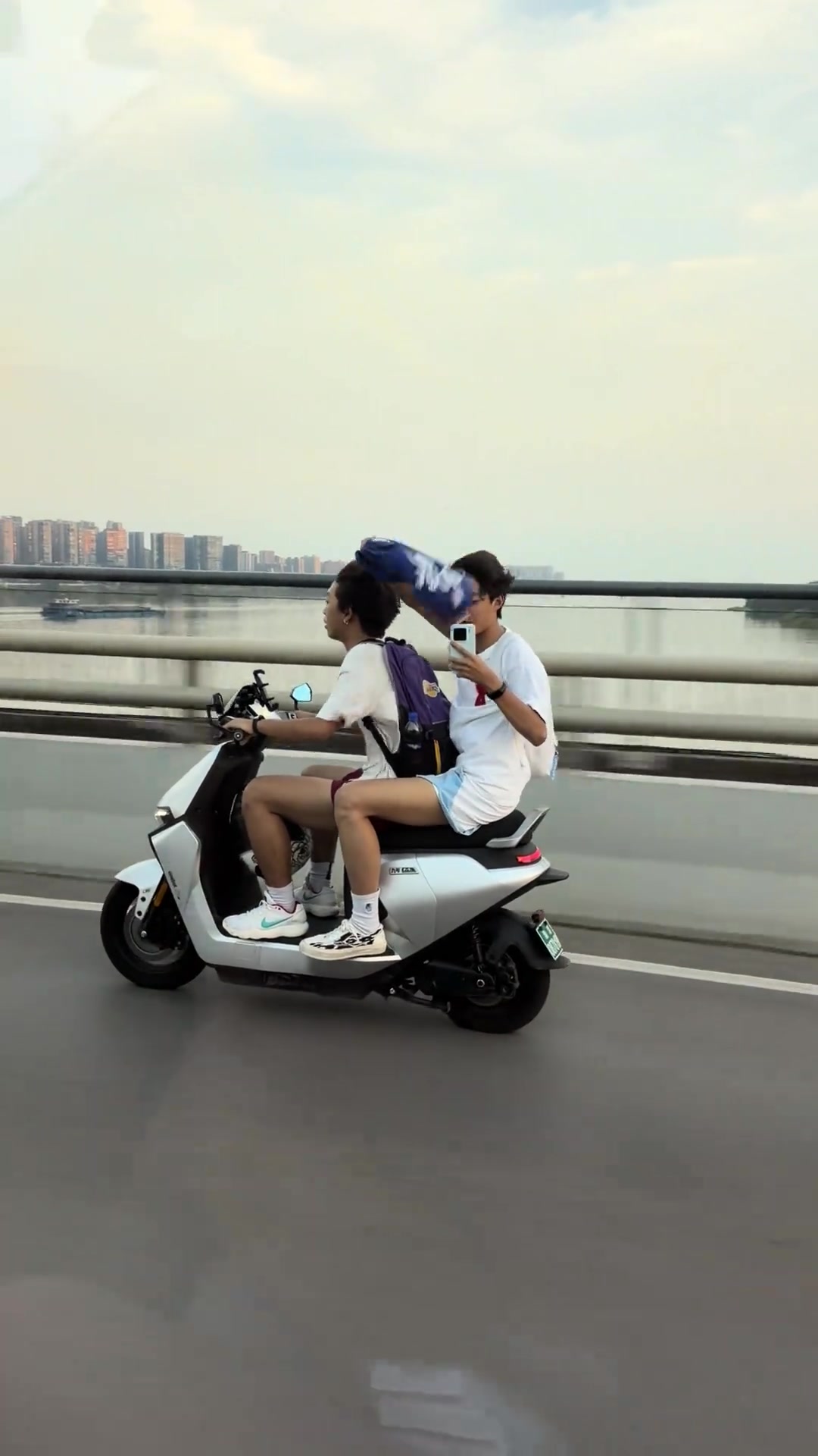 保羅·喬治遭中國(guó)球迷電動(dòng)車追車：至少戴個(gè)頭盔