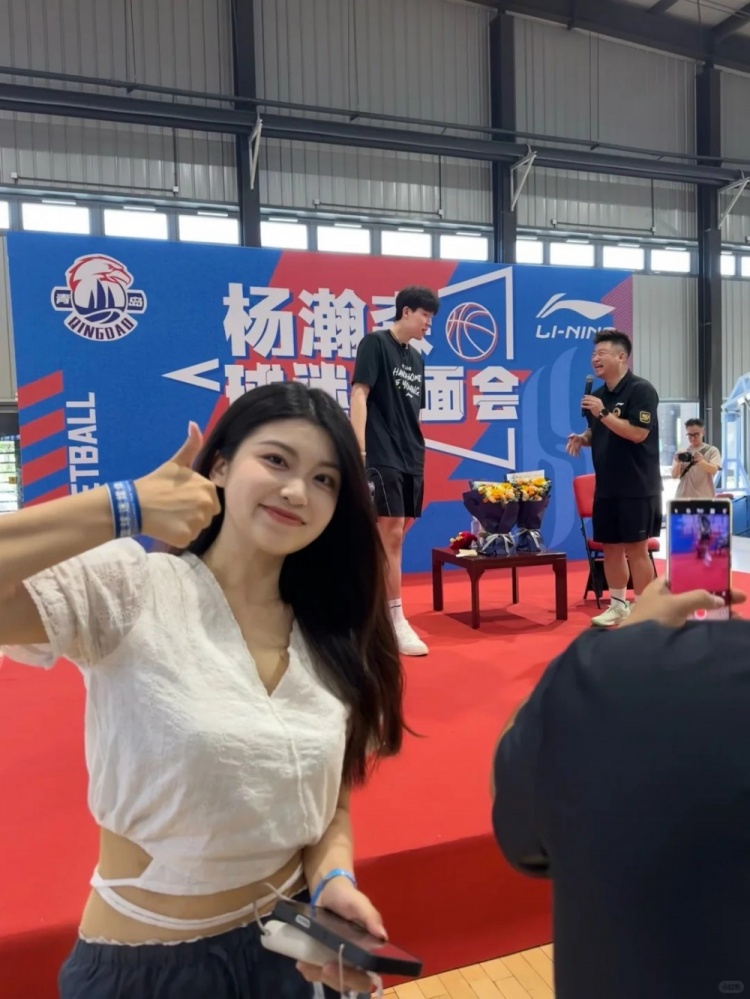 淄博博主曬楊瀚森機(jī)場(chǎng)合影 稱其為人很nice 淄博博主曬楊瀚森機(jī)場(chǎng)合影 稱其為人很nice