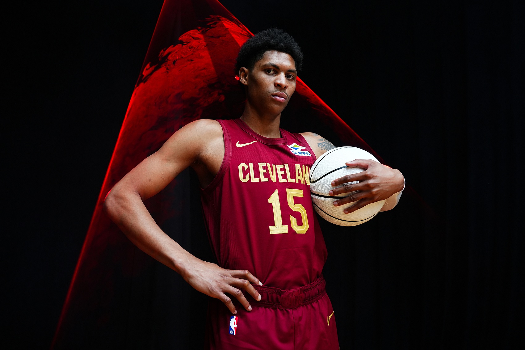 詹姆斯加盟76人躍升第5，雷霆馬刺尼克斯居前三，NBA休賽期實(shí)力榜巨震